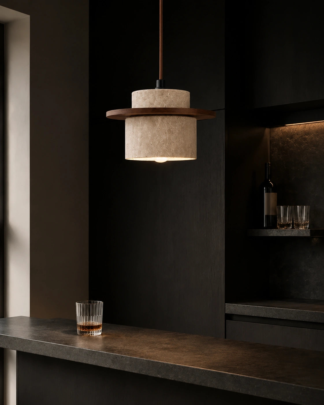 atelier-seto-kumo-bar-sombre-travertin-bois-massif-1122x1402_4f7d3451-03ec-49dc-8d15-5c37ce932cb3